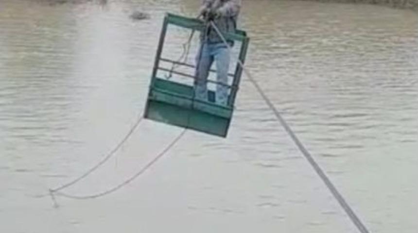 Aras Nehri’ni İlkel Teleferikle Geçiyorlar