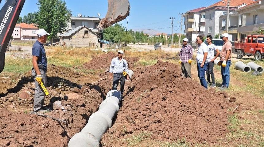 G&ouml;lbaşı İl&ccedil;esinde Yağmur Suyu &Ccedil;alışmaları Devam Ediyor