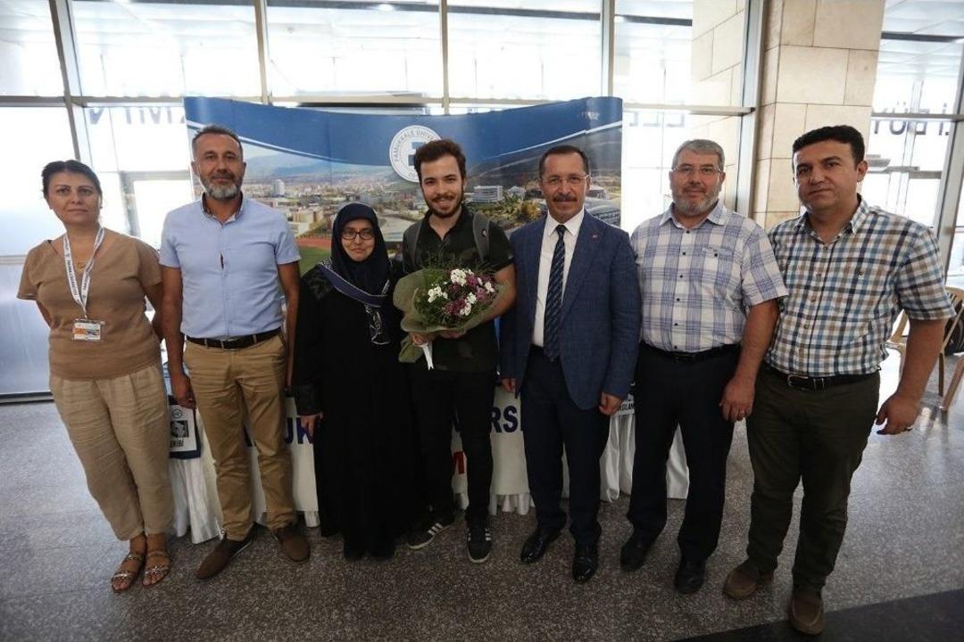 Rekt&ouml;r Bağ, Pa&uuml;&rsquo;y&uuml; Tercih Eden &Ouml;ğrencileri Karşıladı