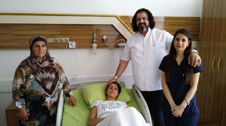 (&ouml;zel) Gen&ccedil; Kızın Karnından &Ccedil;ıkan Şey Hayrete D&uuml;ş&uuml;rd&uuml;