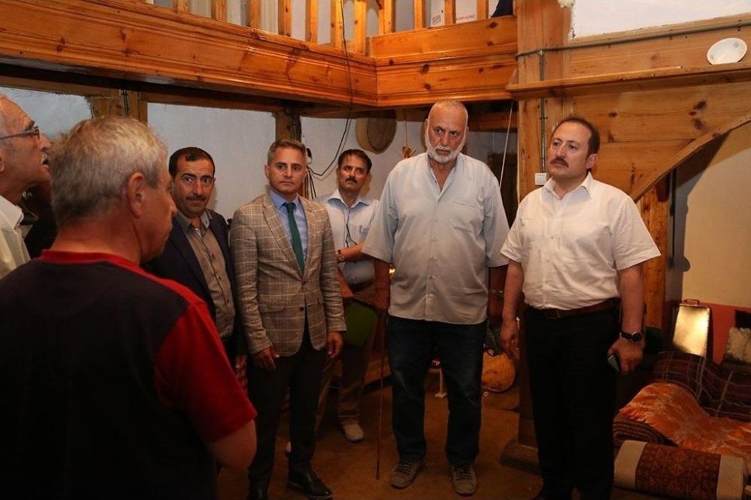 Vali Pehlivan&rsquo;dan Ge&ccedil;mişi Geleneksel Ara&ccedil; Gere&ccedil;lerle Yaşatmaya &Ccedil;alışan Habip Ekovan&rsquo;a Teşekk&uuml;r Belgesi