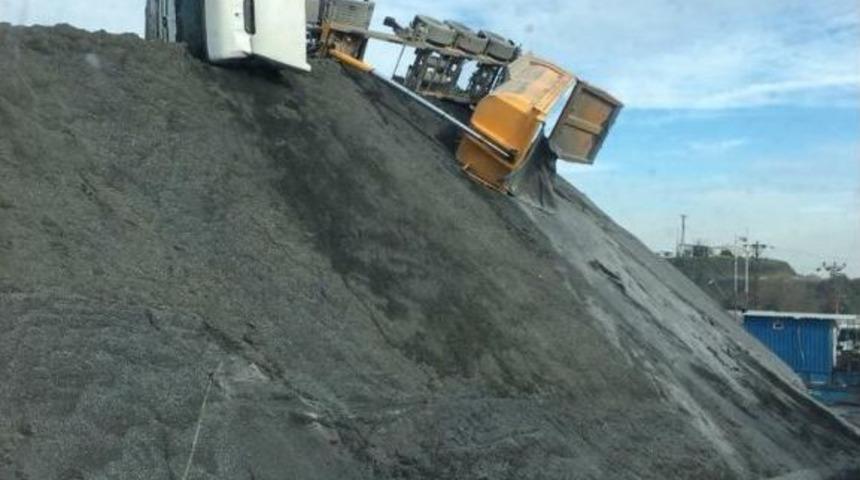 (&ouml;zel) Sultangazi&rsquo;de Mıcır Boşaltan Kamyon Devrilerek Yan Yattı