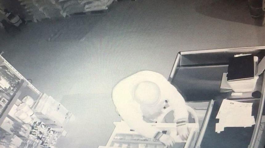 (&ouml;zel Haber) Pendik&rsquo;te Marketten Kolilerce Gıda Malzemesi &Ccedil;alan Hırsızlar Kamerada