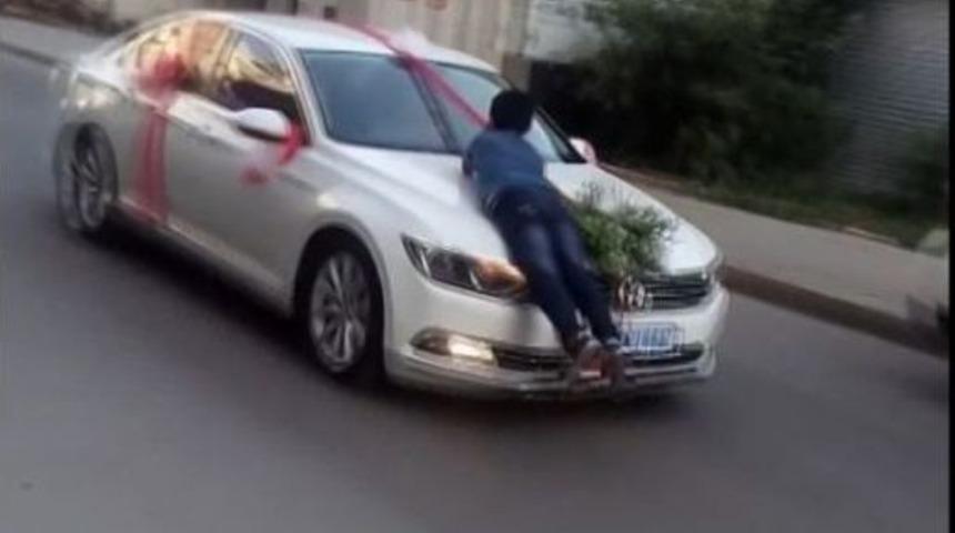 Bahşiş İçin Gelin Arabasına Asıldı