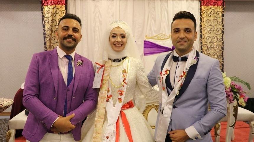 (özel) Takı Töreninde Gelin Ve Damada Uçak Bileti