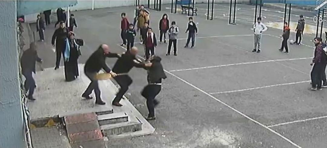 (&ouml;zel) Veliden &Ouml;ğretmene Yumruklu Saldırı Kamerada