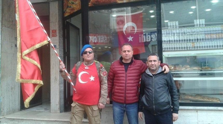 Sırtında T&uuml;rk Bayrağı İle &Ccedil;anakkale&rsquo;ye Y&uuml;r&uuml;yor