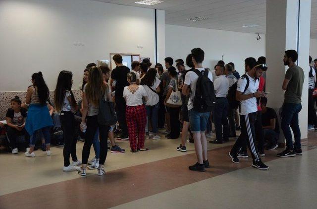 Düzce Üniversitesi’nde Kayıt Heyecanı Başladı