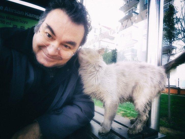 (özel Haber) Durakta İstenmeyen Kedi İçin Yazı Astı, Paylaşım Rekoru Kırdı G1