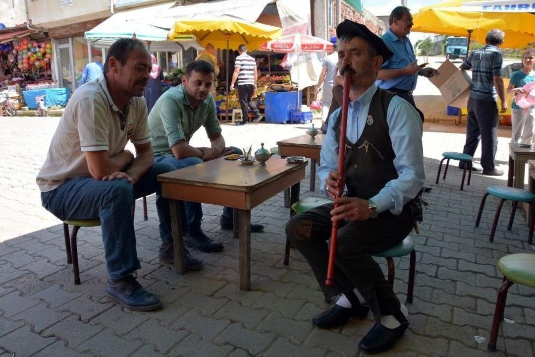 M&uuml;şterilerini Kaval &Ccedil;alarak Karşılıyor, Y&ouml;resel Kıyafetiyle &Ccedil;ay Servisi Yapıyor