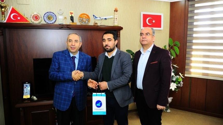 Rekt&ouml;r Battal&rsquo;dan Burs Kampanyasına Destek Veren Bağış&ccedil;ılara Hediye