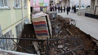 Kum Yüklü Kamyon Apartman Bahçesine Düştü