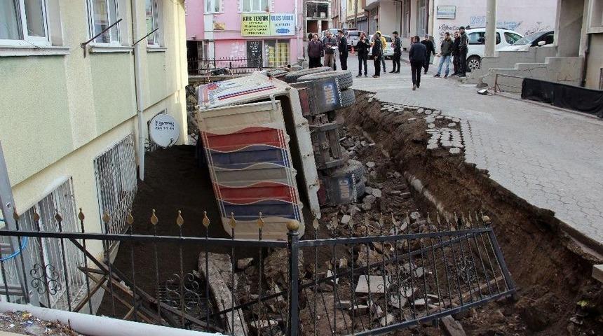 Kum Yüklü Kamyon Apartman Bahçesine Düştü