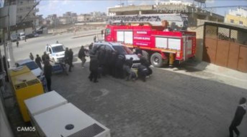 Hafif Ticari Aracın Altında Kalan &Ccedil;ocuğu B&ouml;yle Kurtardılar