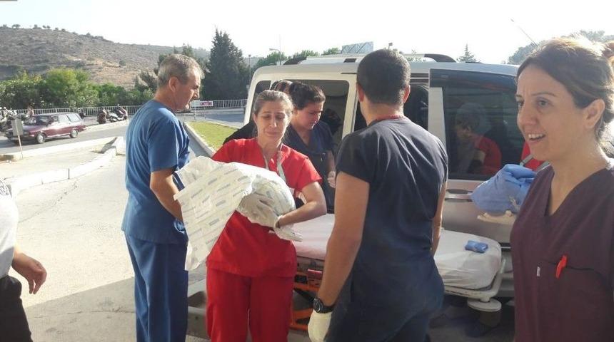 Acil Servis &Ouml;n&uuml;nde Ara&ccedil;ta Doğum Yaptı