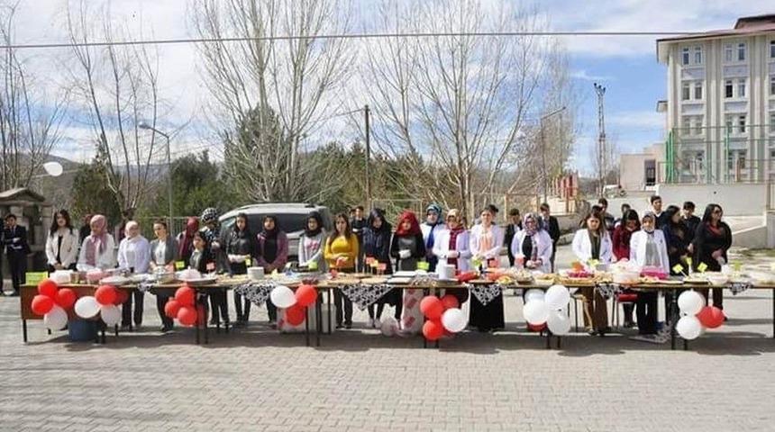 Liseli &Ouml;ğrencilerden Mehmet&ccedil;ik İ&ccedil;in Kermes