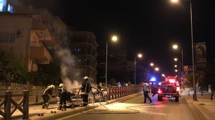 Alev Alan Otomobilden Son Anda Kurtuldular