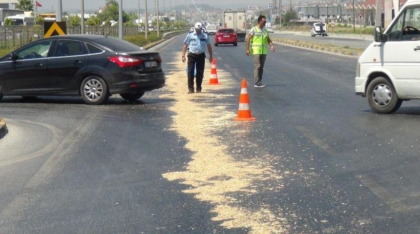 Karayoluna D&ouml;k&uuml;len Mazot Polisler Ekiplerince &Uuml;zeri Talaşla Kapatılarak Temizlendi
