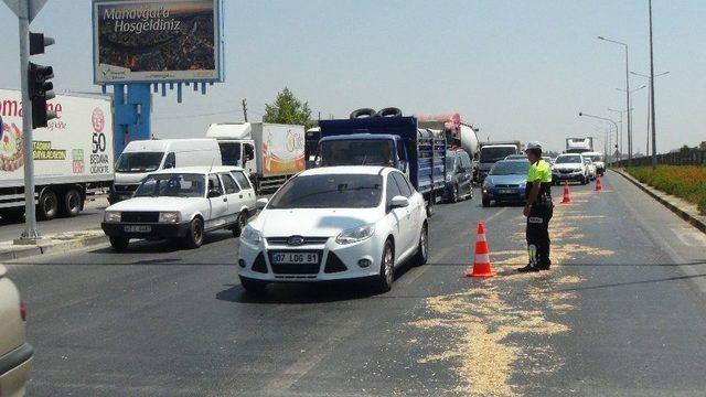 Karayoluna Dökülen Mazot Polisler Ekiplerince Üzeri Talaşla Kapatılarak Temizlendi