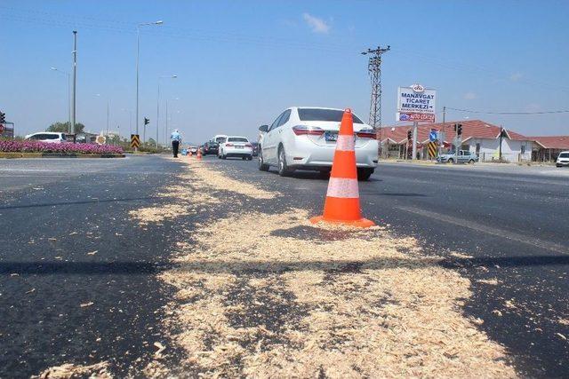 Karayoluna Dökülen Mazot Polisler Ekiplerince Üzeri Talaşla Kapatılarak Temizlendi