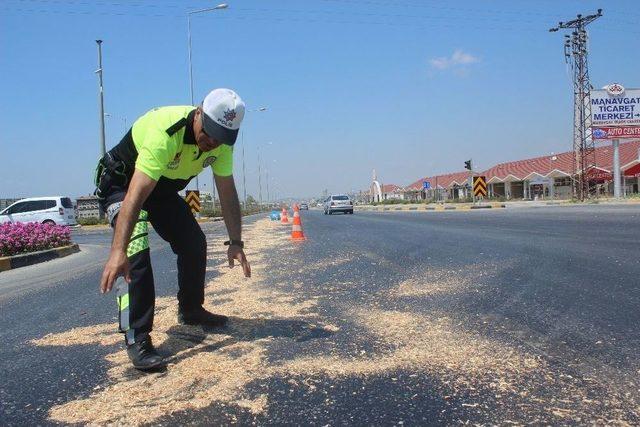 Karayoluna Dökülen Mazot Polisler Ekiplerince Üzeri Talaşla Kapatılarak Temizlendi