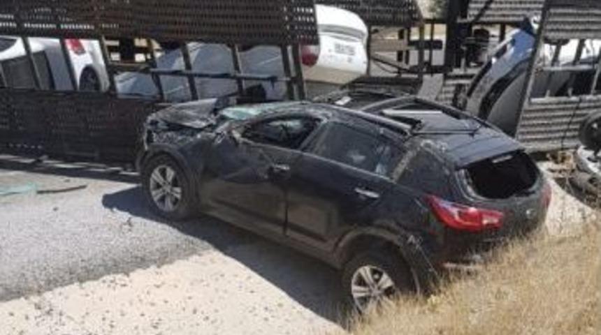 Otomobil Taşıyan Tır Devrildi: 1 Yaralı