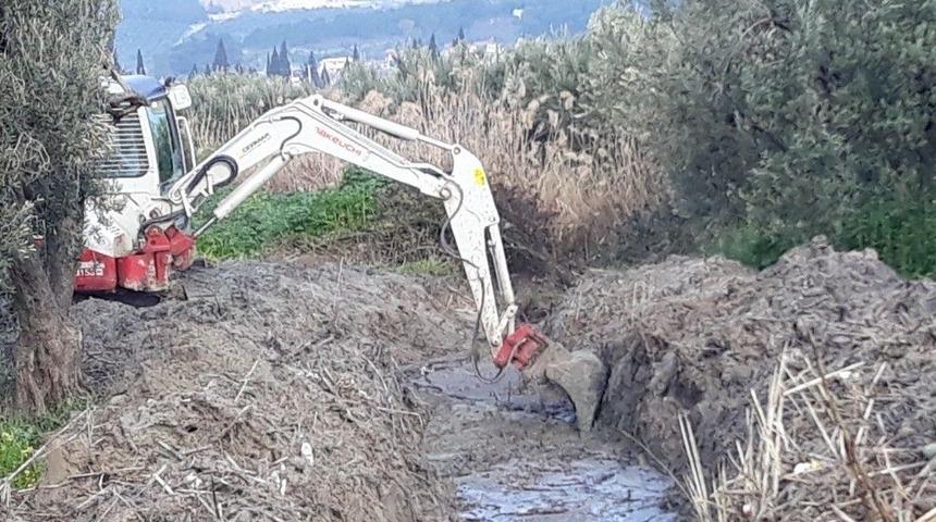 &Ccedil;obanhasanlar Mahallesinin Deresi Temizleniyor
