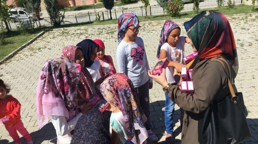 G&ouml;n&uuml;ll&uuml; Gen&ccedil;lerden &Ouml;ğrencilere Hediye