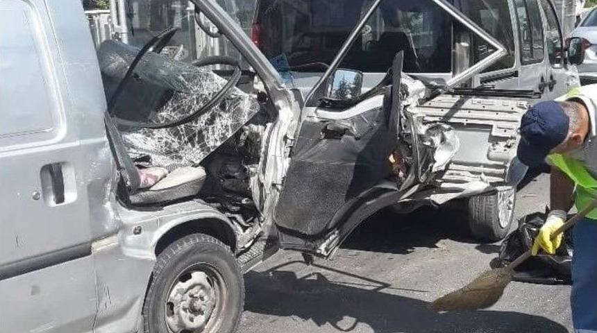 Midib&uuml;s Işıkta Bekleyen Ara&ccedil;lara &Ccedil;arptı: 4 Yaralı