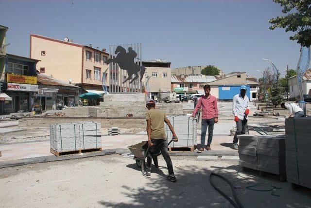 Malazgirt Kent Meydanı 26 Ağustos’a Hazır Olacak