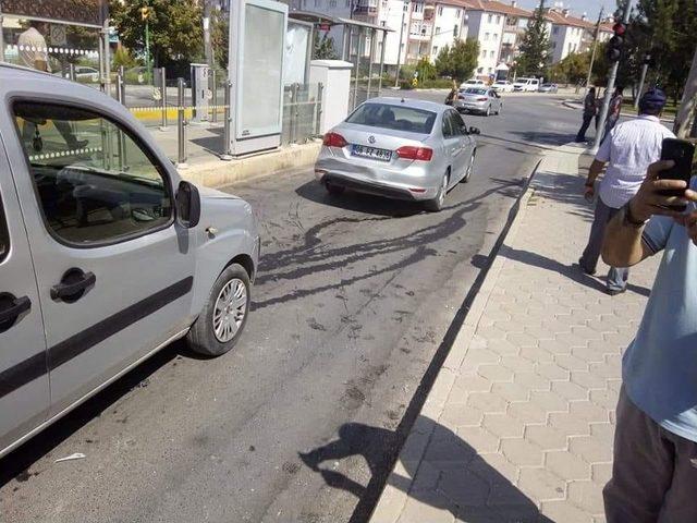 Midibüs Işıkta Bekleyen Araçlara Çarptı: 4 Yaralı