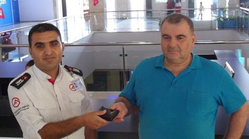 Tuvalette Bulduğu C&uuml;zdanı Sahibine Teslim Etti