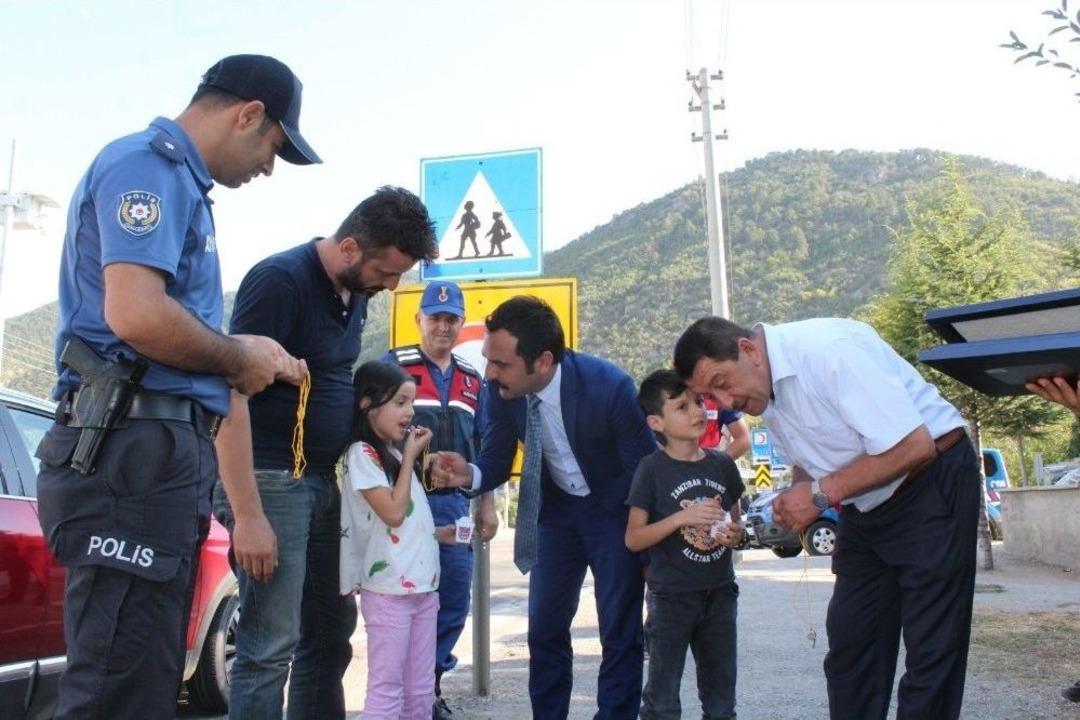 Kırmızı D&uuml;d&uuml;k Uygulamasında G&uuml;ld&uuml;ren Diyalog