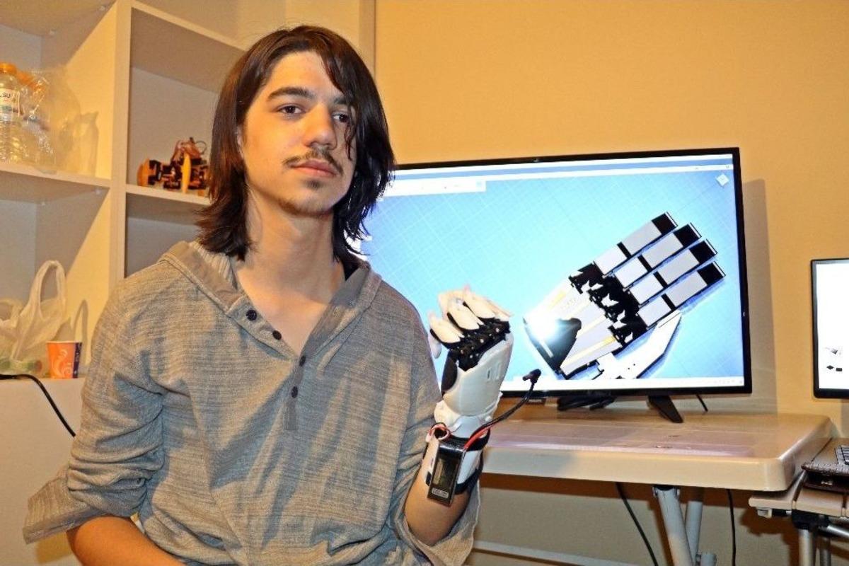 Balkonda Yaptığı Deneyle İki Elini Ve G&ouml;z&uuml;n&uuml; Kaybetti, Bilim D&uuml;nyasına Yeniden D&ouml;nd&uuml;