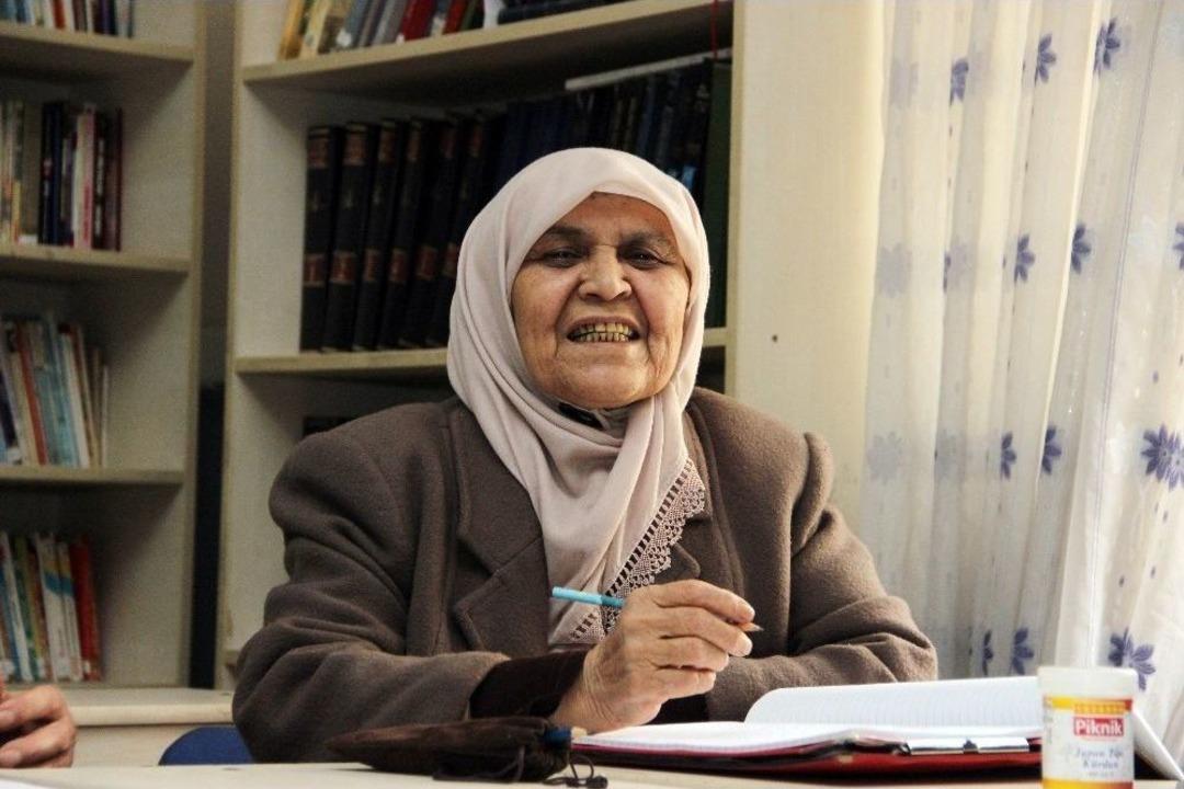 77&rsquo;lik Nezahat Teyzenin Okuma Azmi