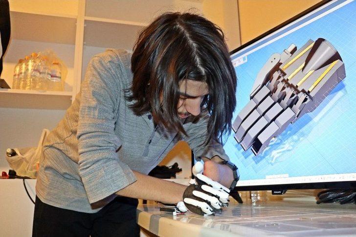 Balkonda Yaptığı Deneyle İki Elini Ve Gözünü Kaybetti, Bilim Dünyasına Yeniden Döndü G3