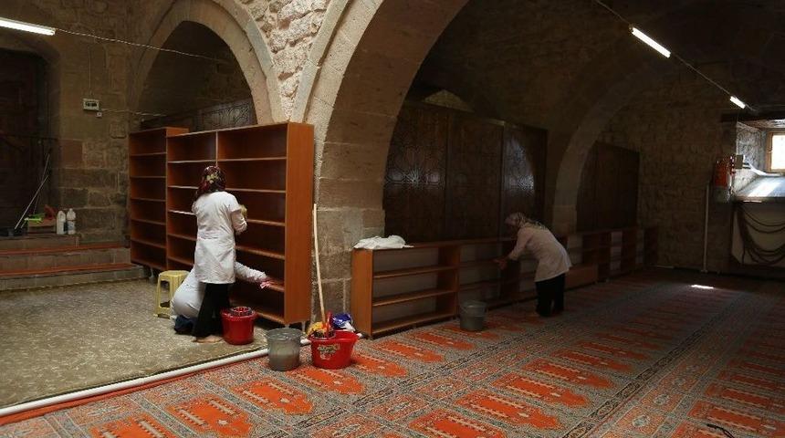 Develi Belediyesi Camilerde Temizlik &Ccedil;alışmalarına Başladı