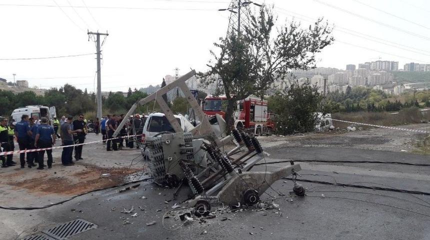 Hafif Ticari Ara&ccedil; &Ouml;nce Yayaya Sonra Elektrik Direğine &Ccedil;arptı: 2 &Ouml;l&uuml;