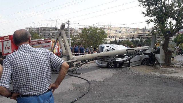 Hafif Ticari Araç Önce Yayaya Sonra Elektrik Direğine Çarptı: 2 Ölü