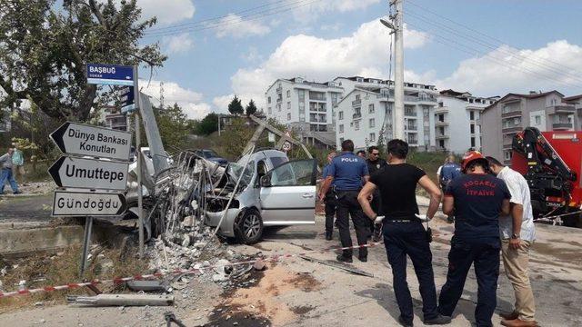 Hafif Ticari Araç Önce Yayaya Sonra Elektrik Direğine Çarptı: 2 Ölü