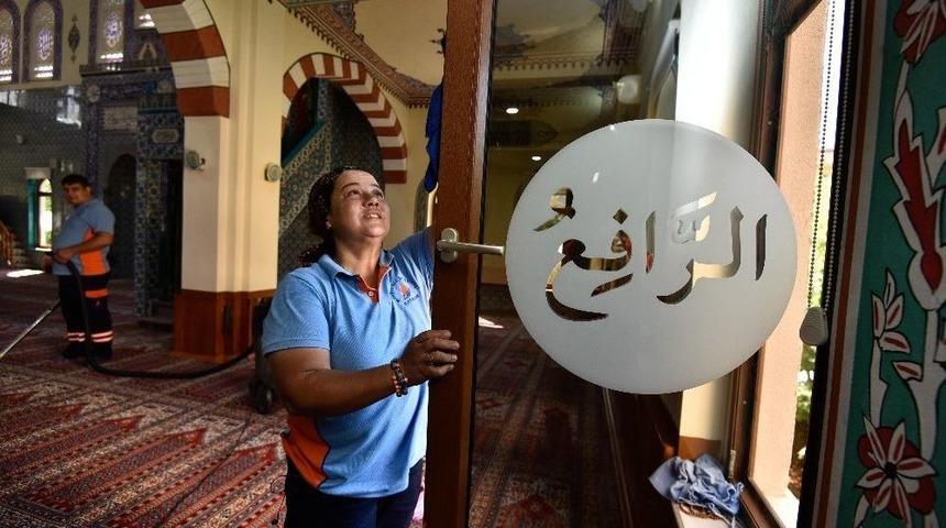 Muratpaşa&rsquo;da Camilere G&uuml;l Suyu