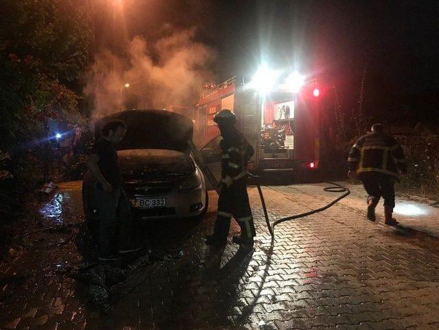 Park Halinde Otomobil Bir Anda Alev Aldı 1