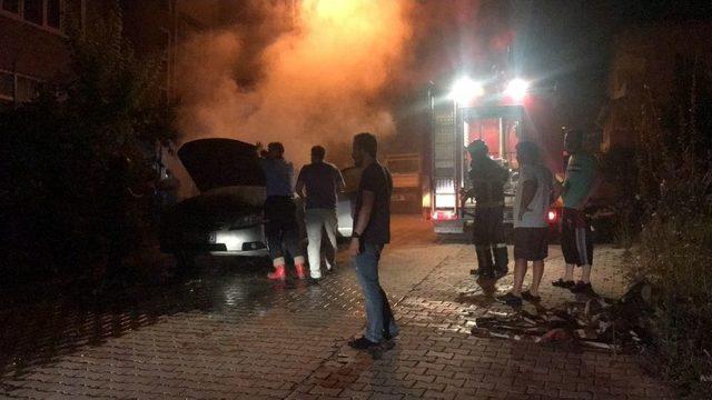 Park Halinde Otomobil Bir Anda Alev Aldı 2