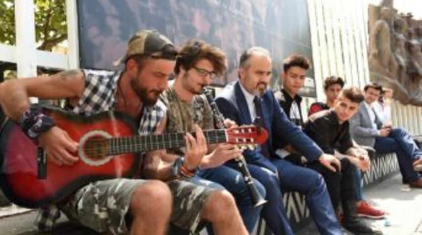 Başkandan &lsquo;m&uuml;zik&rsquo; Molası