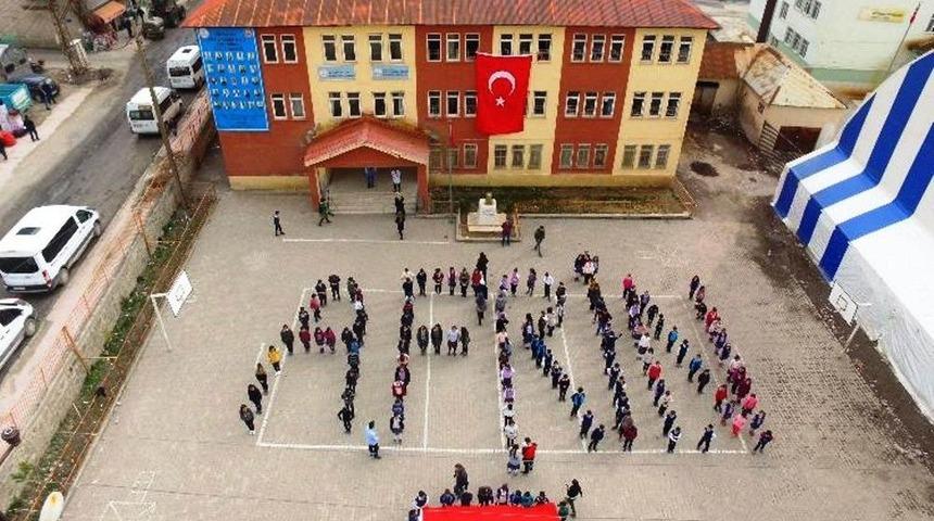 Bedenleriyle Afrin Yazan Beytüşşebaplı Öğrencilerden Mehmetçiğe Destek