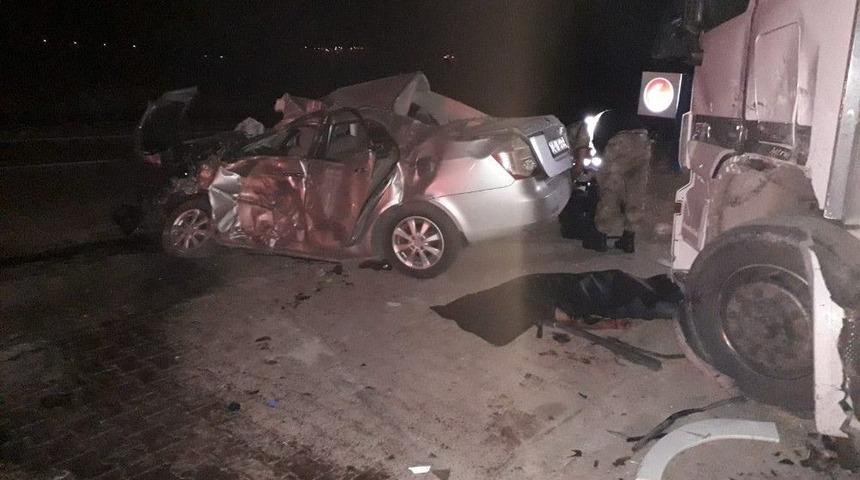 Otomobil Park Halindeki Tıra &Ccedil;arptı:3 &Ouml;l&uuml;