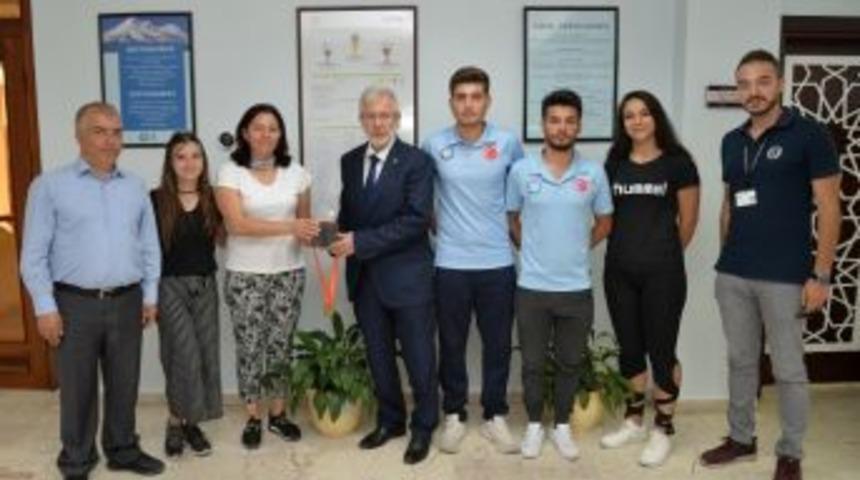 Ulcay, Avrupa&rsquo;ya Damga Vuran Sporcuları Ağırladı