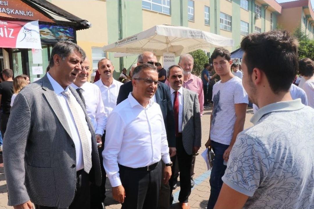 Vali &Ccedil;eber Ve Rekt&ouml;r Polat Kayıt Yapan &Ouml;ğrencilerle Bir Araya Geldi