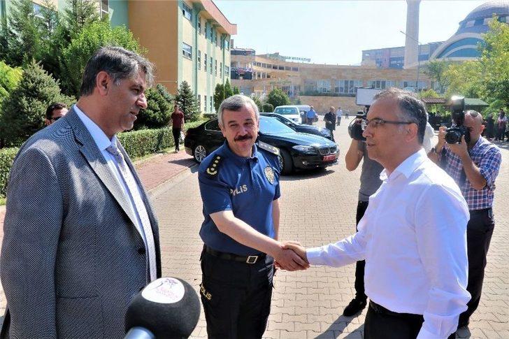 Vali Çeber Ve Rektör Polat Kayıt Yapan Öğrencilerle Bir Araya Geldi G3