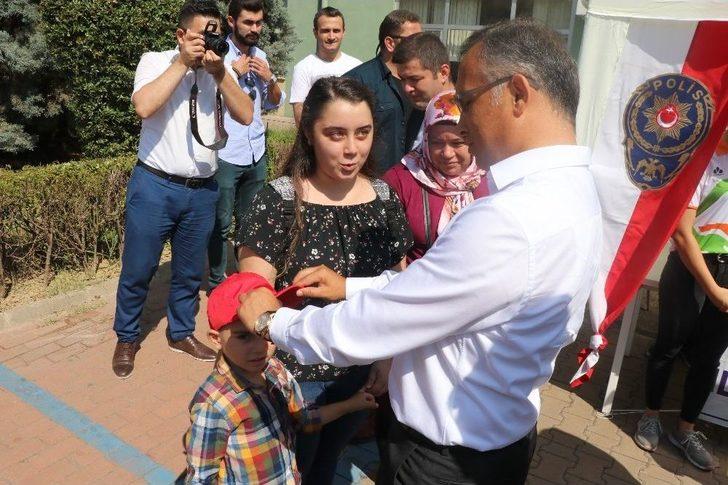 Vali Çeber Ve Rektör Polat Kayıt Yapan Öğrencilerle Bir Araya Geldi G4